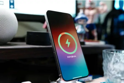 禄劝苹果15换屏服务分享用什么充电器给iPhone15充电更好 